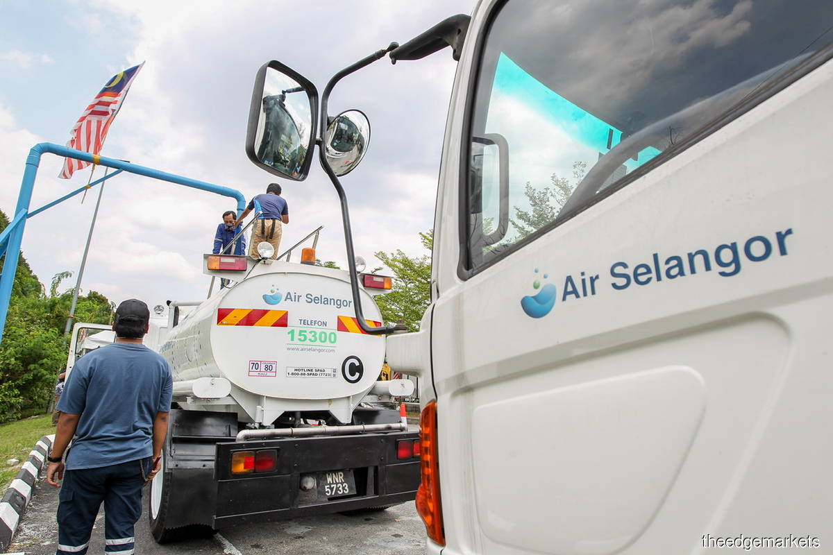 Air Selangor said it would be mobilising water tankers to the affected areas, with priority given to critical premises such as hospitals, dialysis centres and funeral homes. (Photo by Mohamad Shahril Basri/The Edge)
